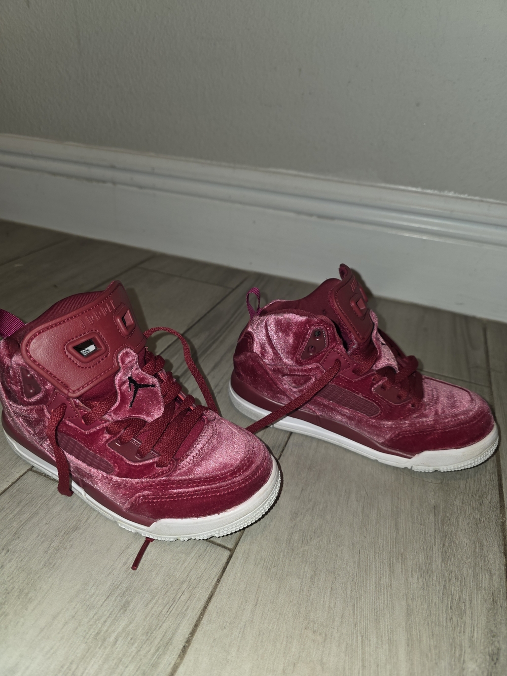 Jordan Kids Red Velvet Sneakers in Burgundy